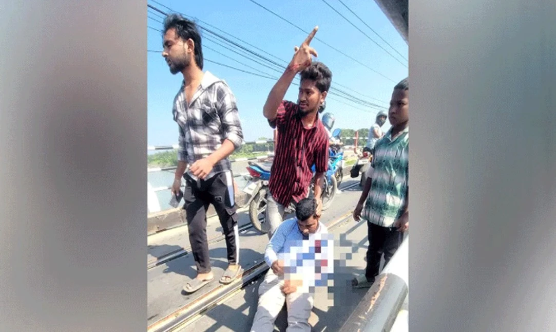 চলন্ত ট্রেনের বগি থেকে পড়ে স্টেশন মাস্টার গুরুতর আহত